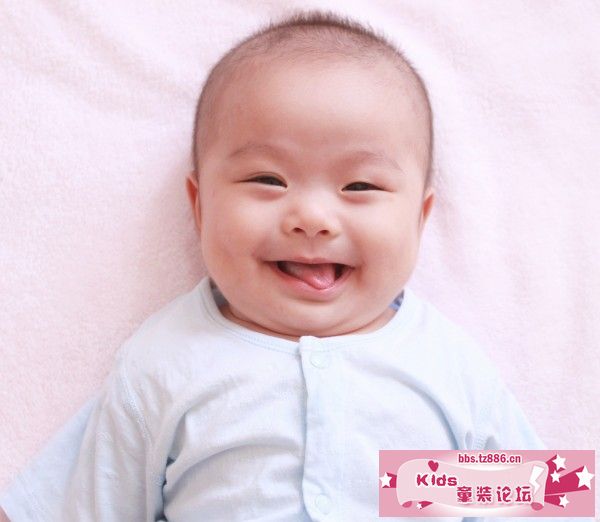 被逗得咯咯大笑,超萌！
